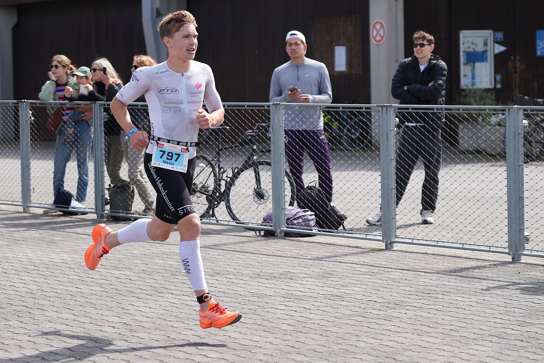Ein junger Triathlet läuft aus der Wechselzone auf die Laufstrecke