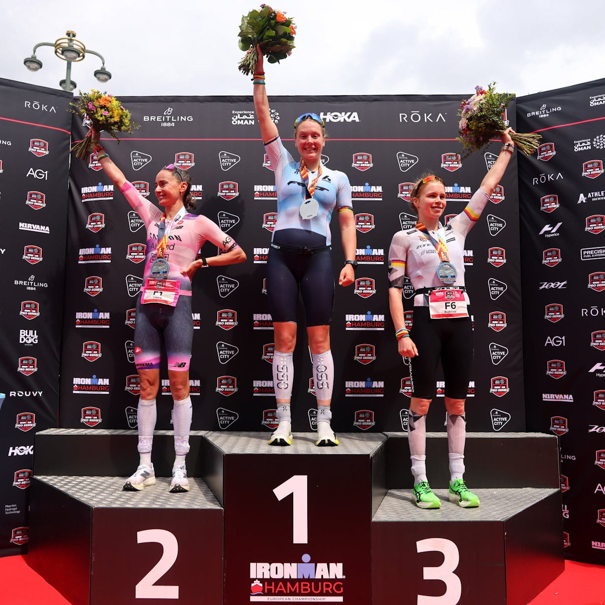 Podium der Frauen beim IRONMAN Hamburg: Solveigh Lovseth (Mitte), Laura Philipp (links), Katrine Græsbøll Christensen (rechts)