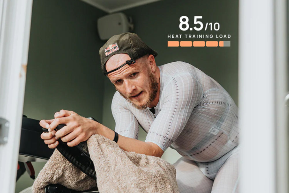Kristian Blummenfelt auf dem Indoor Rollentrainer, er trägt den Core Body Sensor um den Oberkörper