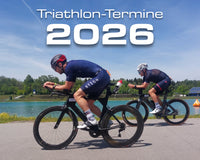Zwei Triathleten auf ihren Triathlonrädern fahren leicht versetzt auf flacher Strecke an der Ruderregattastrecke Oberschleißheim.   