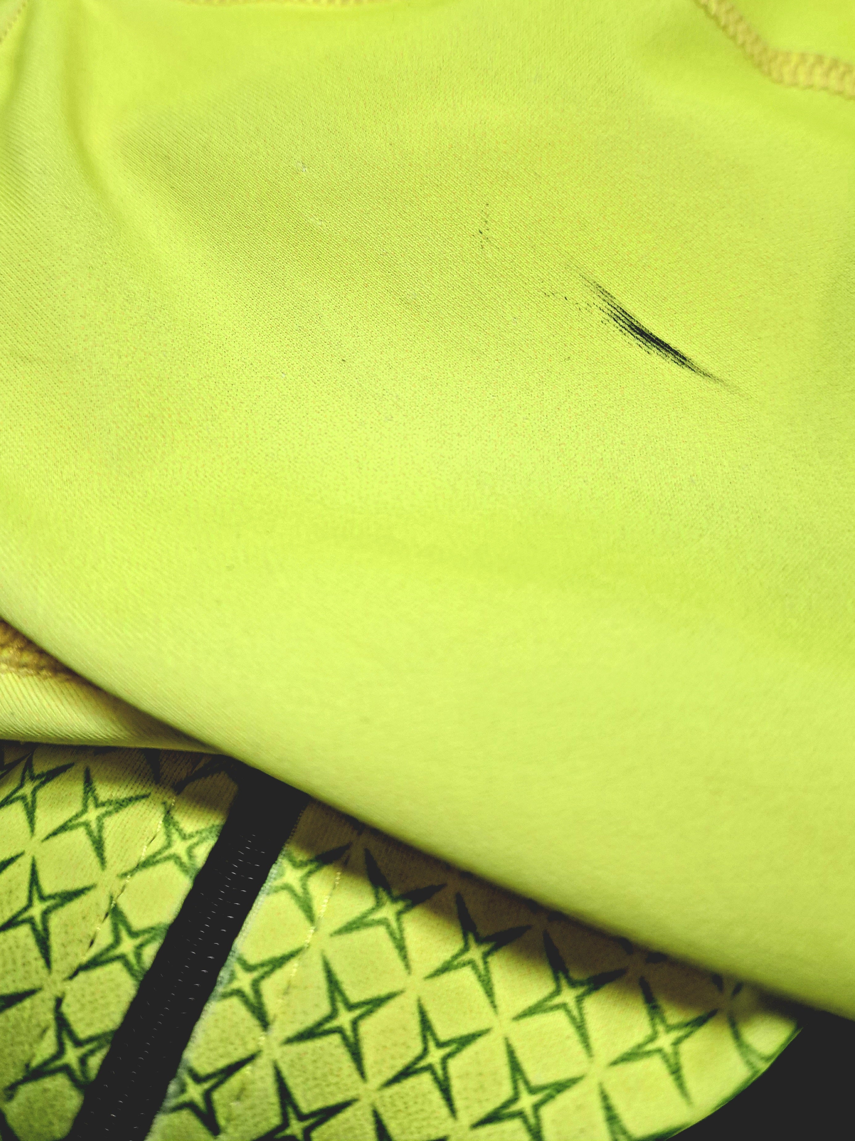 Verfärbung linker Ärmel B - Ware