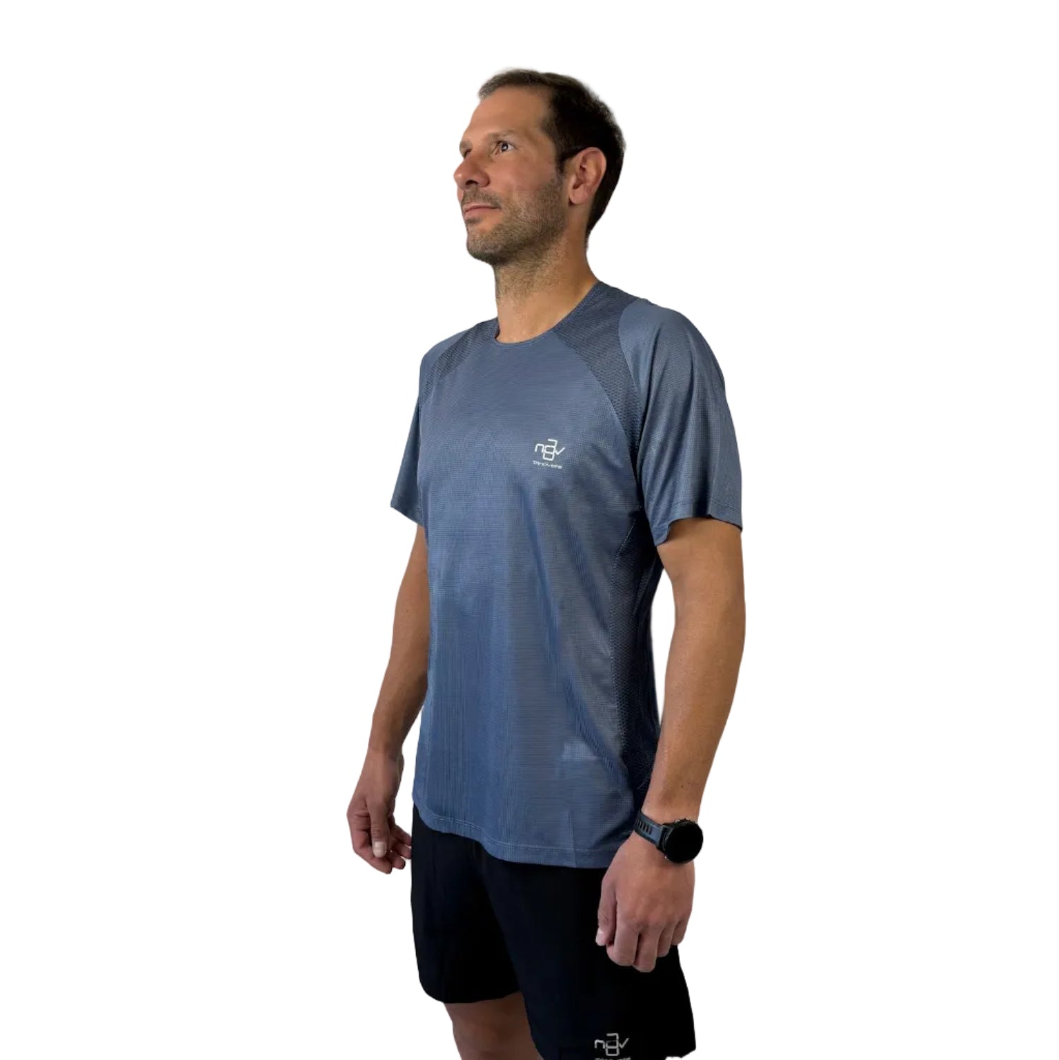 Trinovate Elite Kurzarm-Laufshirt, stone-grey, von links am männlichen Modell