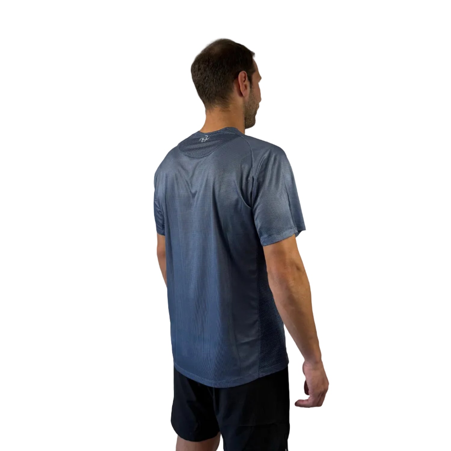 Trinovate Elite Kurzarm-Laufshirt, stone-grey, von rechts am männlichen Modell