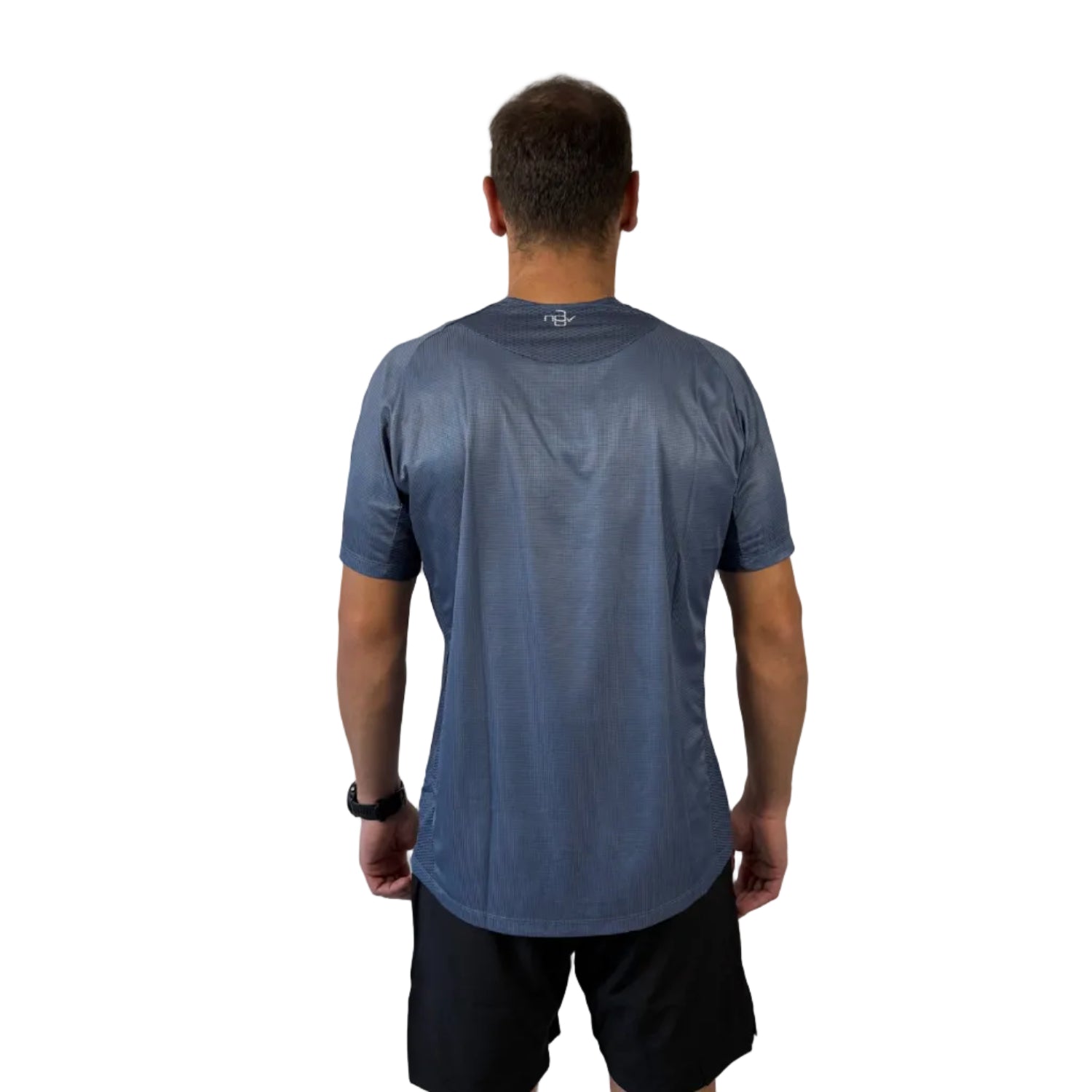 Trinovate Elite Kurzarm-Laufshirt, stone-grey, von hinten am männlichen Modell