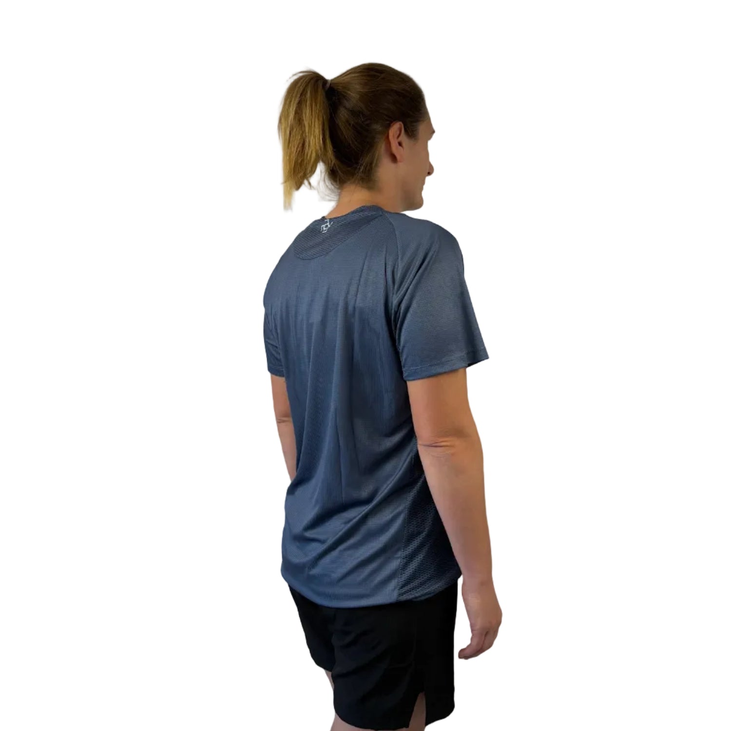 Trinovate Elite Kurzarm-Laufshirt, stone-grey, von rechts am weiblichen Modell