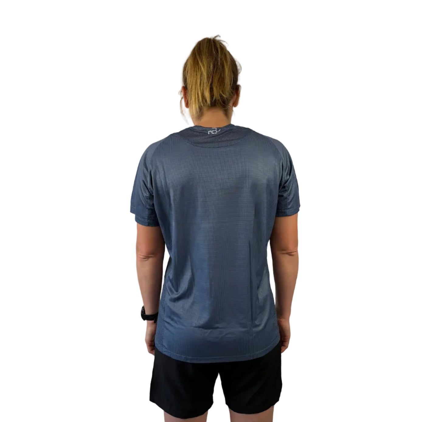 Trinovate Elite Kurzarm-Laufshirt, stone-grey, von hinten am weiblichen Modell