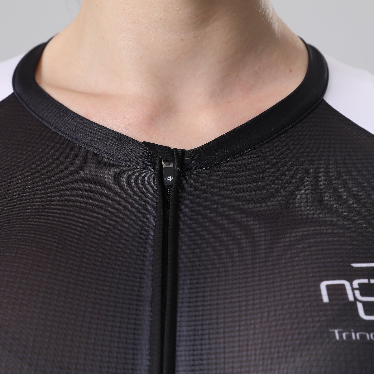 Trinovate Essential Aero Sleeved Trisuit, Damen, midnight-black, Detailansicht Halsabschluss von vorn am weiblichen Modell